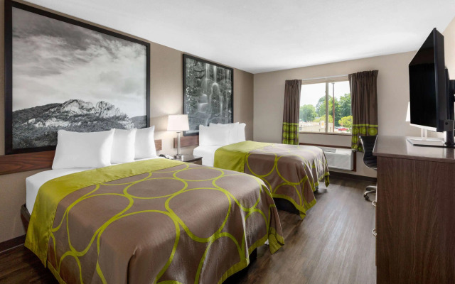 Super 8 by Wyndham Fairmont