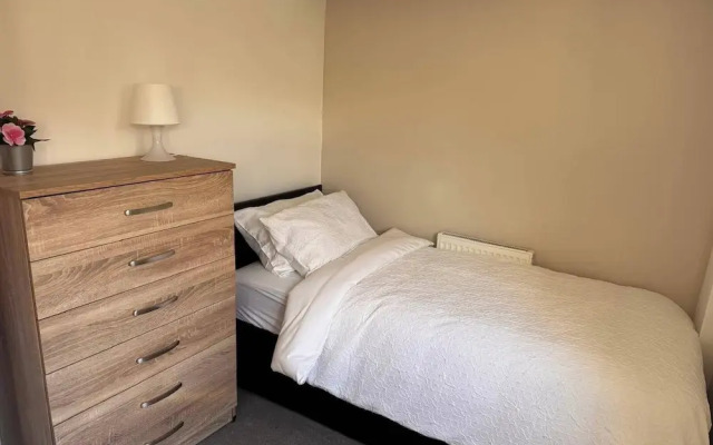 5 Bedroom Cosy Bloxwich Stay - Wifi & Free Parking