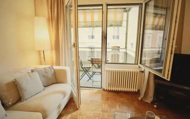 Comfortable, very well located between train station and lake!