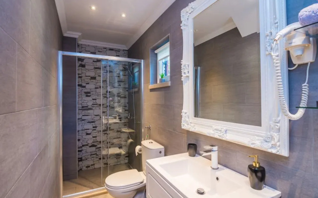 Villa Nives - Three-bedroom Villa With Terrace and Sea View