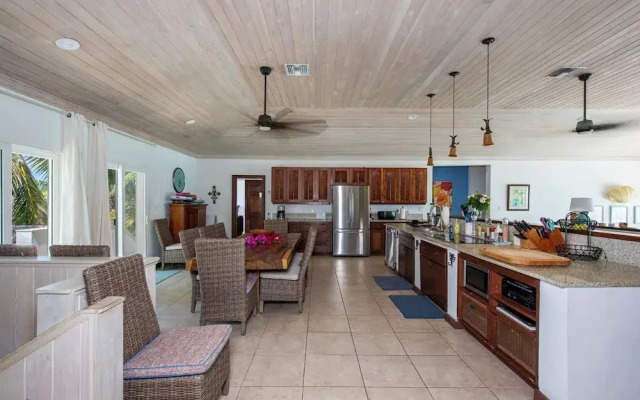 Caribbean Dream: Luxurious Villa With Private Beach Access