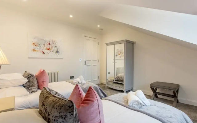 Luxury 4-bedroom Townhouse in Prestigious West End