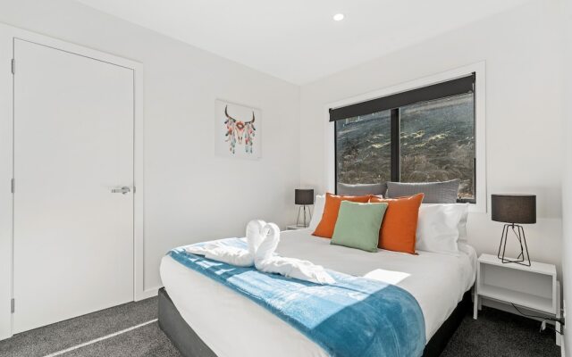 A Luckie Charm - 5-Bedroom Townhouse