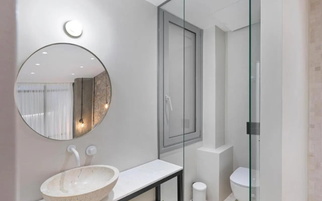 5 star lux suite in Kolonaki.