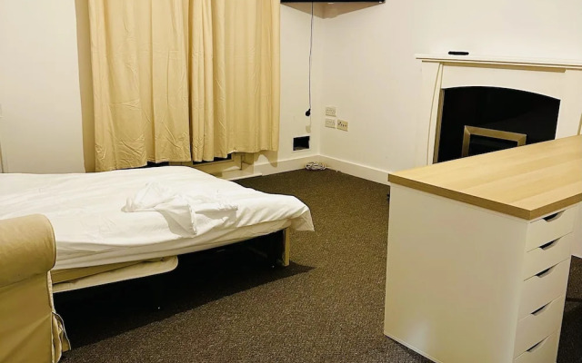 Stunning 5-bed House in Peterborough, Host 15 g