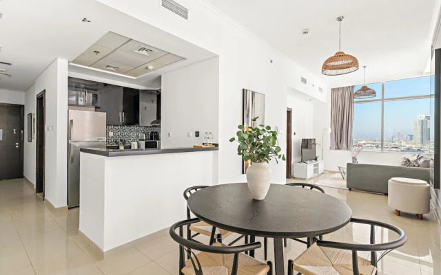 HiGuests - Exceptional Apt with Furnished Terrace By the Sea