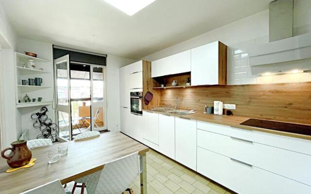 Nice 110m With Balcony In The Downtown