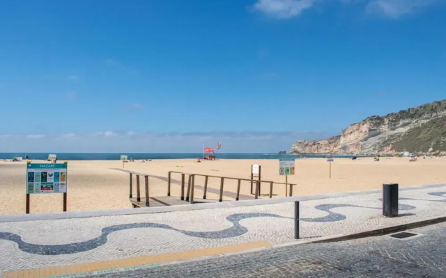 Light Wave Nazare Center 50m Beach