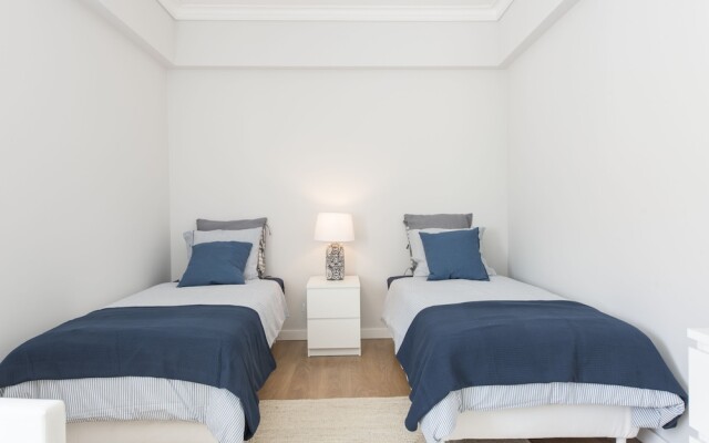 Elegant and Bright Apt Estoril by LCH
