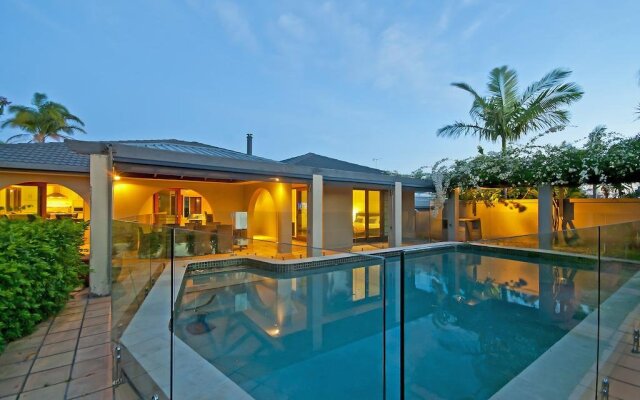 Bal Harbour Broadbeach Waters Holiday Home