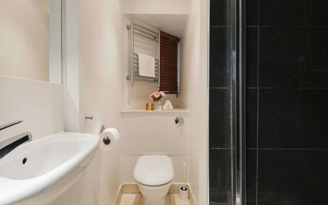 The Wonderful Chelsea Manor Street Apartment - CHK