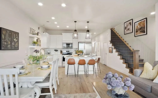 Magnolia Pool, Hot Tub, and Pickleball!