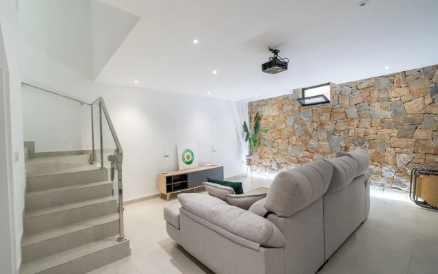 Villa With Private Pool and Whirlpool