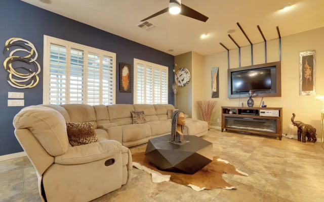 Putting Green & Hot Tub: Goodyear Retreat!