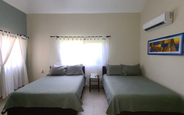 Villa Hermosa a Spacious Villa Close to Downtown