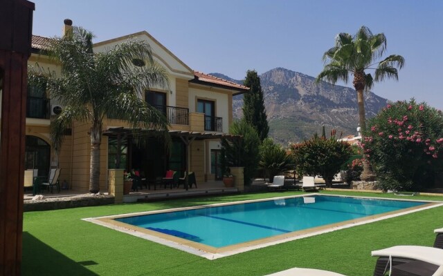 Stunning Private Villa - Beautiful Gardens & Pool