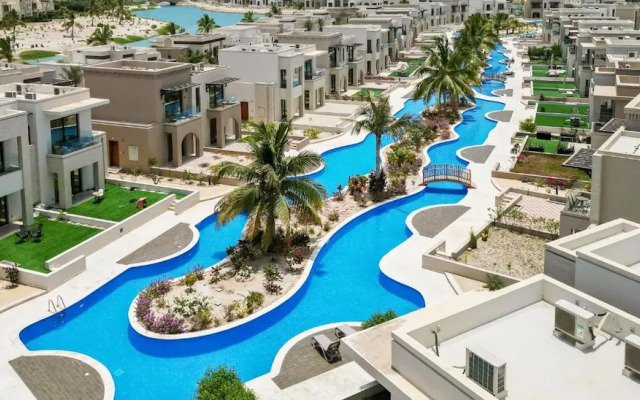 Chic Pool-view Studio With Balcony