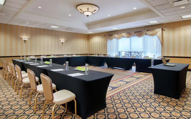 DoubleTree by Hilton Lisle Naperville