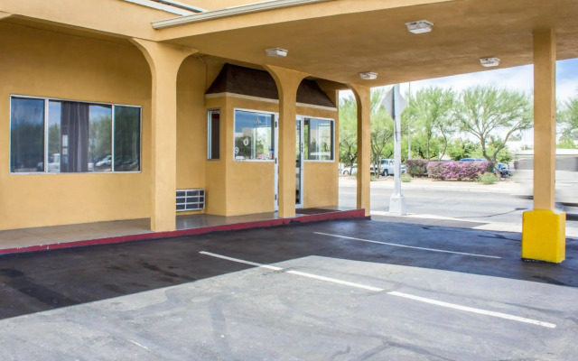 Econo Lodge University
