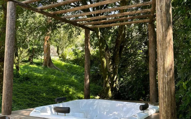 Sítio com piscina e lareira