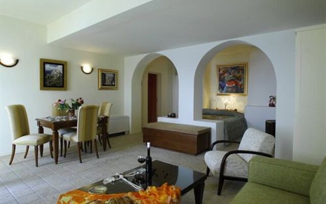Adamis Majesty Suites