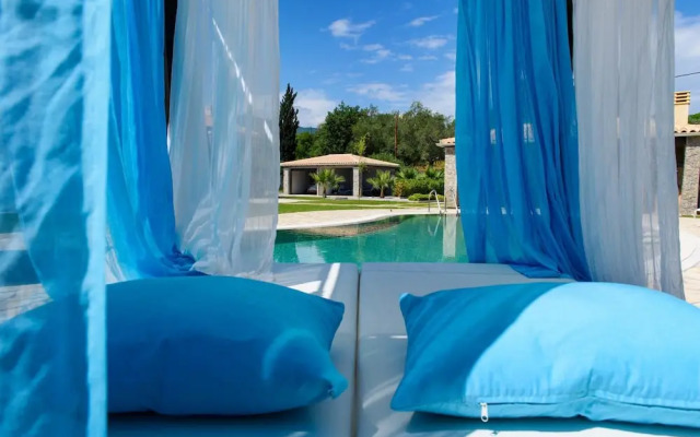 Villa Black White Dassia