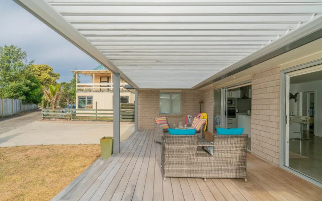 Rose's Beach Pad - Matarangi Holiday Home