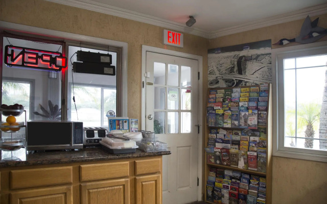 Harbor Inn & Suites