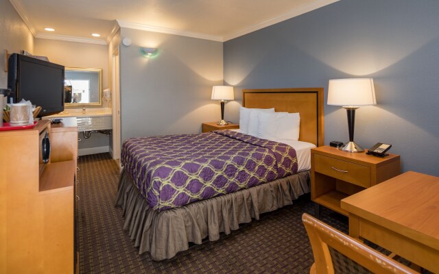 SOMA Park Inn – Civic Center