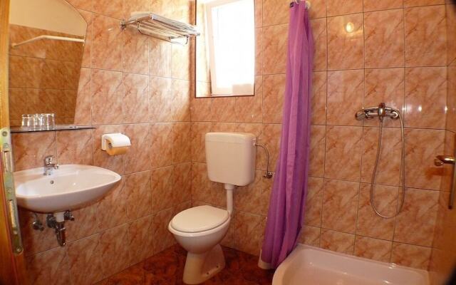 Hotel Hilde Yellow House