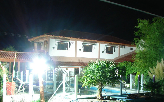 Hosteria Manantial de Carpintería