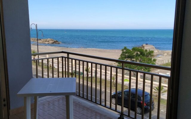 Comfortable Holiday Home In Ciro Marina With Balcony