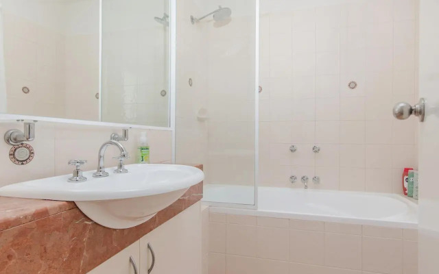 Waters Edge Apartment with Jetty