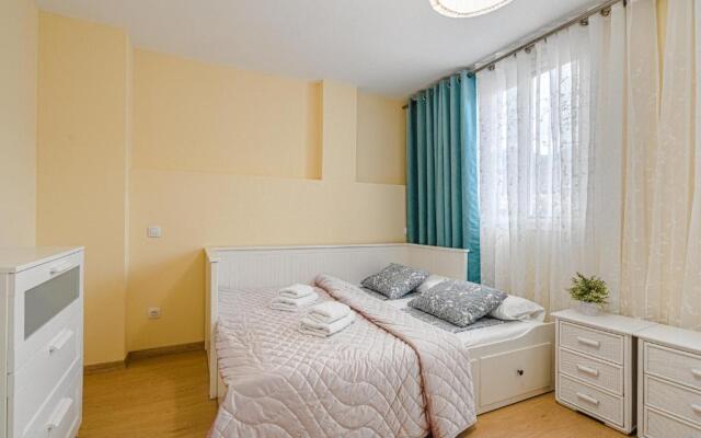 YELLOW 3 bedroom large apartment for 10 guests