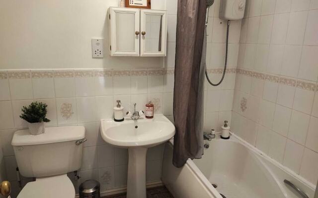 Bright 1 Bedroom Apartment-private Parking