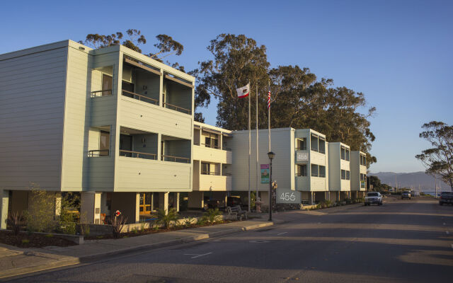 456 Embarcadero Inn & Suites