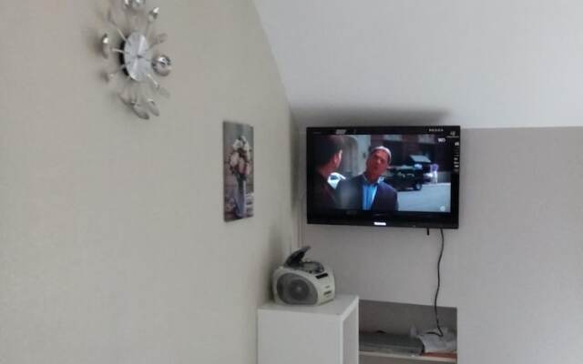 Studio in Talant, With Enclosed Garden and Wifi