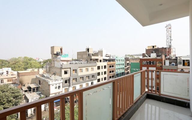OYO 11075 Home Modern 3BHK Gulab Bagh