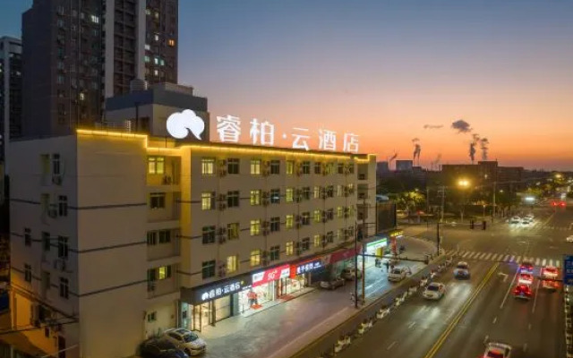 Ribera Cloud Hotel (Shanghai Jinshan Petrochemical Branch)
