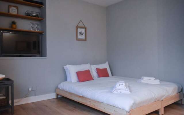 Refurbished Studio Flat Next To Brighton Station