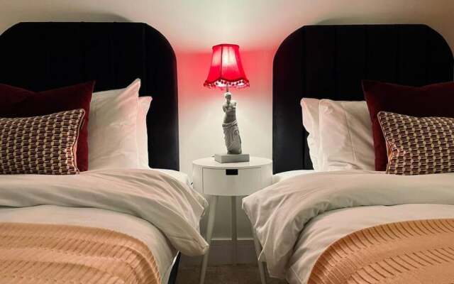 Kensington Place - 4 Bedroom Home w Free Parking