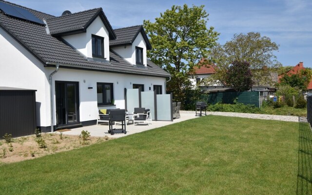 Beautiful Holiday Home in Kühlungsborn Near Sea