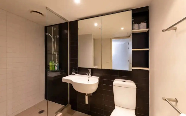 Well Located 1bed Unit in Near Albert Park w/ Gym!