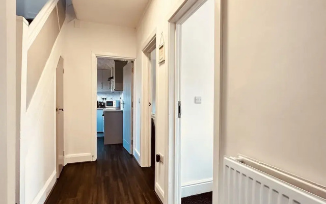 4 Bedroom House, 2 Bathroom-derby-close To Rolls Royce
