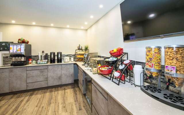 Econo Lodge Inn & Suites