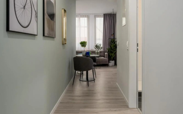 BRIGHT: Stylish & Central - Kitchen - Netflix