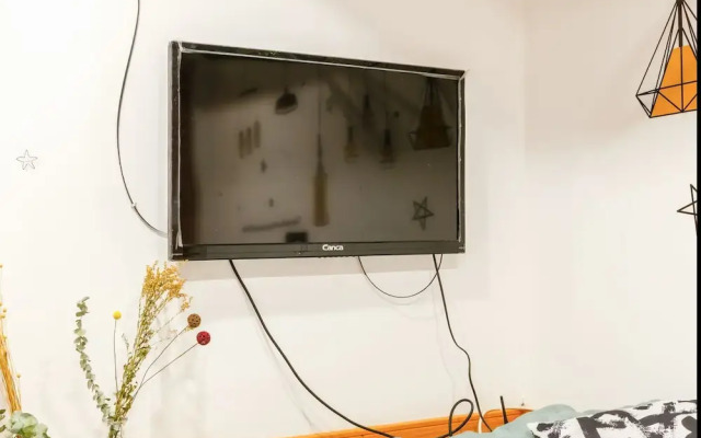 Hard Candy Apartment No.8