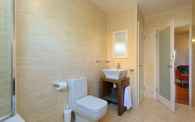 Corrin - Chic 1 Bedroom Apartment