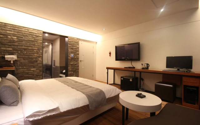 Busan Yeonsan-dong Oops