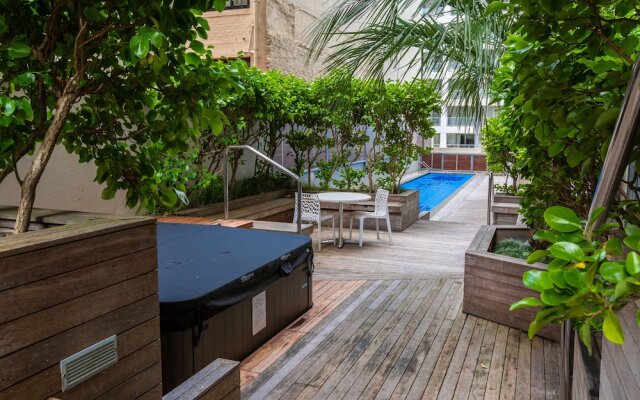 Cosy Two Bedroom in CBD with Pool